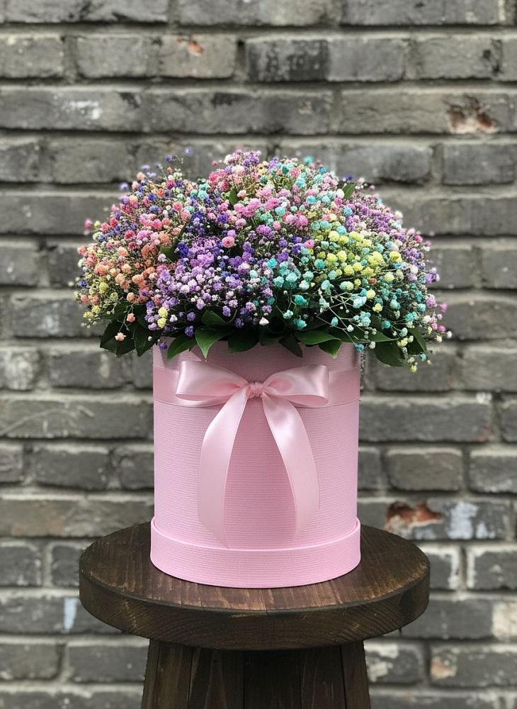 Цветочная композиция из Гипсофила и Розы в шляпной коробке в Навашино