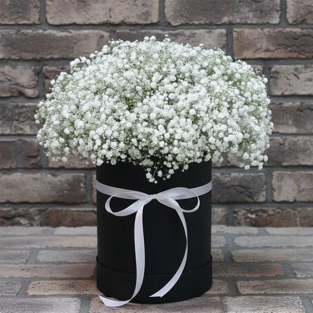 Цветочная композиция из Гипсофила в шляпной коробке в Навашино