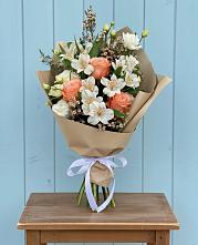 Букет цветов из:  Альстромерии, Лизиантусы, Розы и Хризантемы в Навашино
