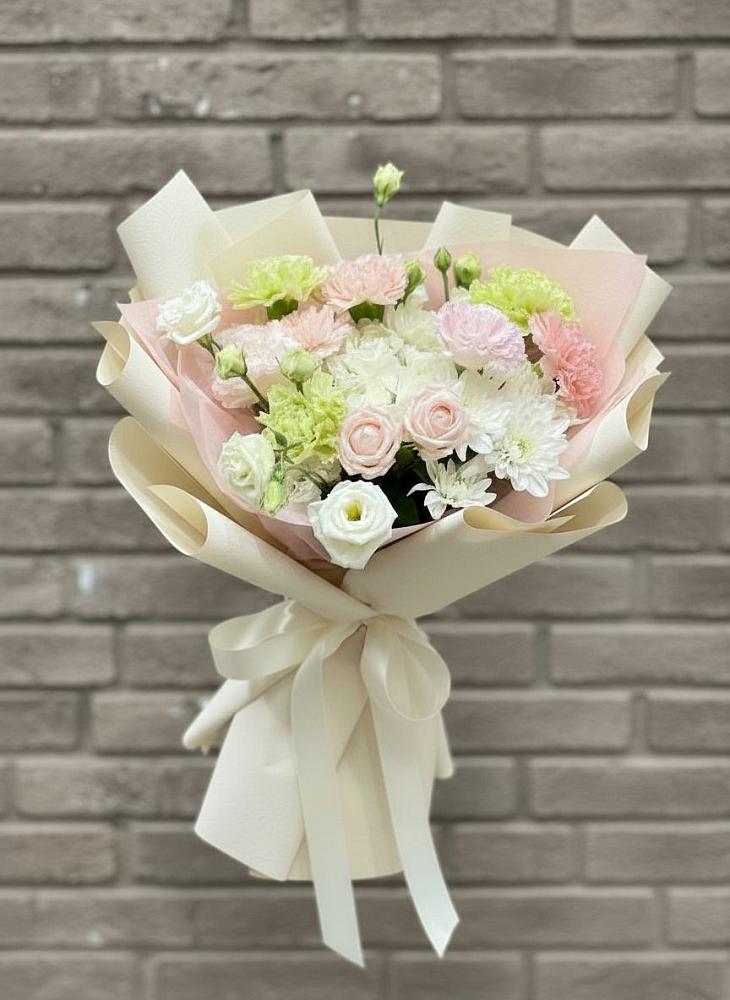 Букет цветов из: Гвоздики, Розы, Лизиантусы и Хризантемы в Навашино