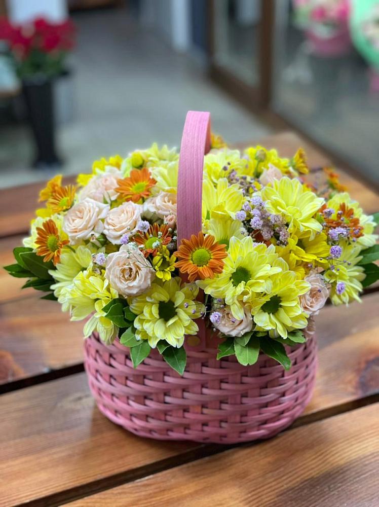 Цветочная композиция из Хризантемы и Розы в корзине в Навашино