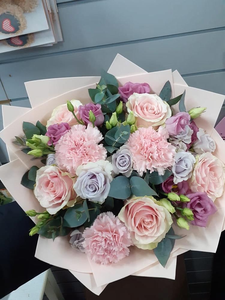 Букет цветов из: Розы, Гвоздики и Лизиантусы в Навашино