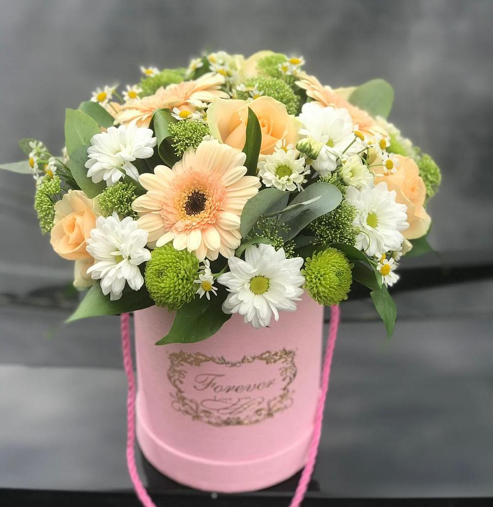 Цветочная композиция из Розы, Герберы и Хризантемы в шляпной коробке в Навашино